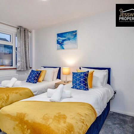 Spacious 5 Bedroom, 3 Bath House By Jesswood Properties Short Lets For Contractors, With Free Parking Near M1 & Luton Airport Exterior photo