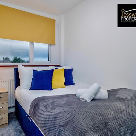Spacious 5 Bedroom, 3 Bath House By Jesswood Properties Short Lets For Contractors, With Free Parking Near M1 & Luton Airport Exterior photo