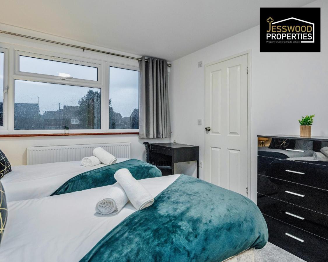 Spacious 5 Bedroom, 3 Bath House By Jesswood Properties Short Lets For Contractors, With Free Parking Near M1 & Luton Airport Exterior photo