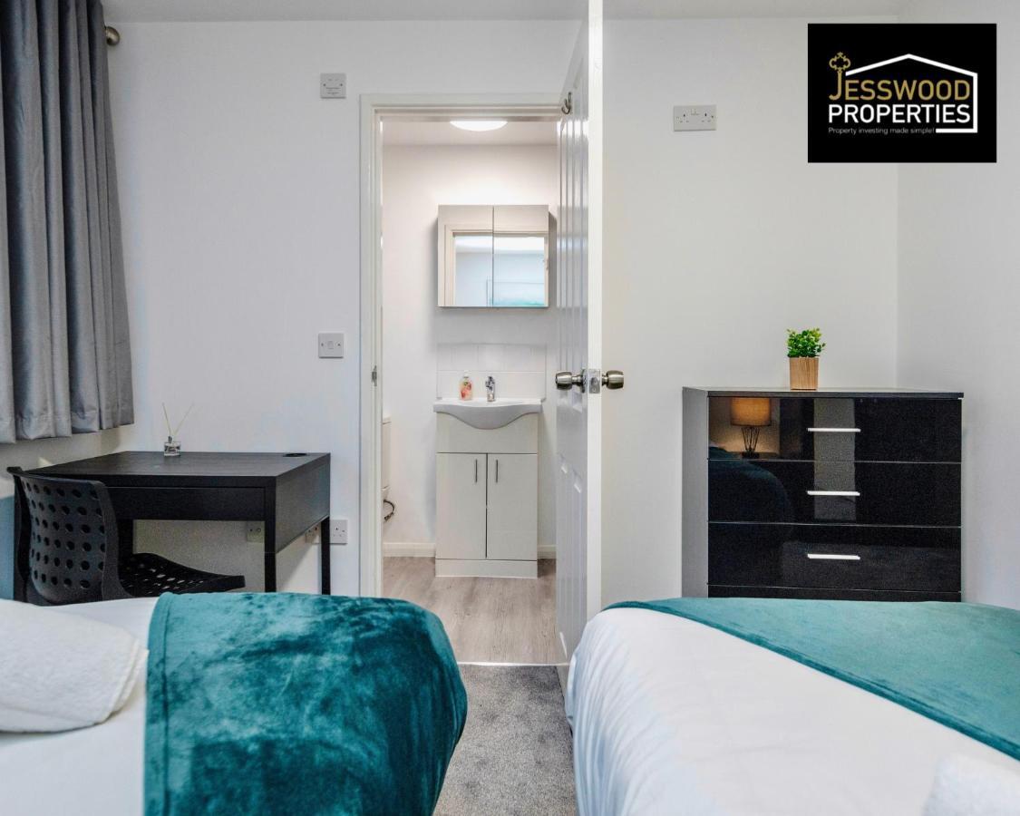Spacious 5 Bedroom, 3 Bath House By Jesswood Properties Short Lets For Contractors, With Free Parking Near M1 & Luton Airport Exterior photo