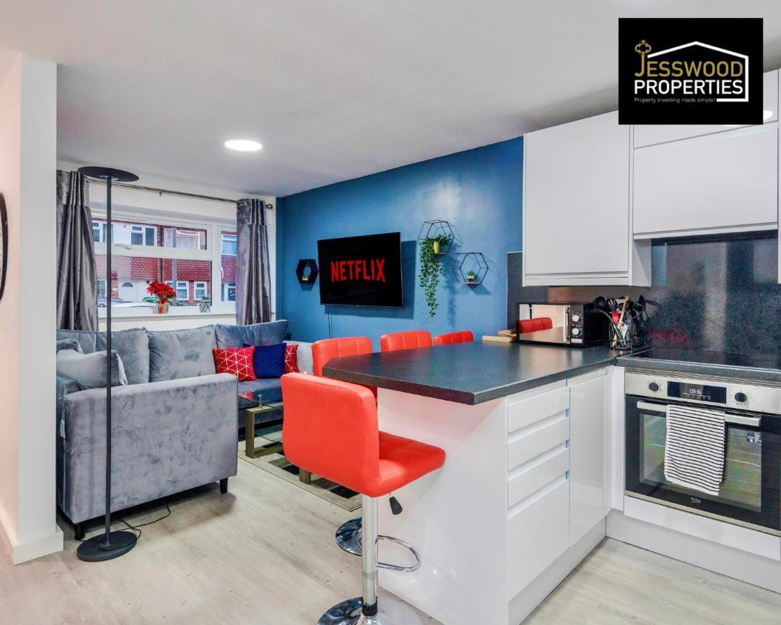 Spacious 5 Bedroom, 3 Bath House By Jesswood Properties Short Lets For Contractors, With Free Parking Near M1 & Luton Airport Exterior photo