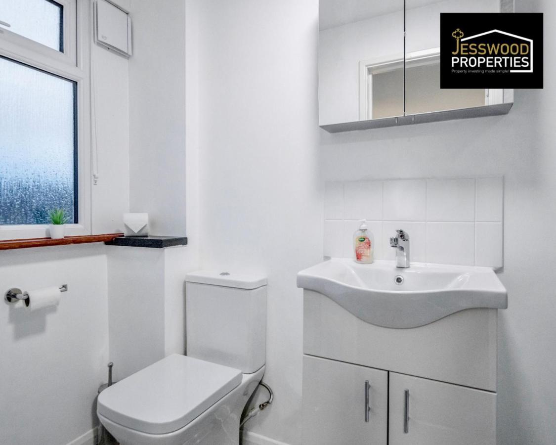 Spacious 5 Bedroom, 3 Bath House By Jesswood Properties Short Lets For Contractors, With Free Parking Near M1 & Luton Airport Exterior photo
