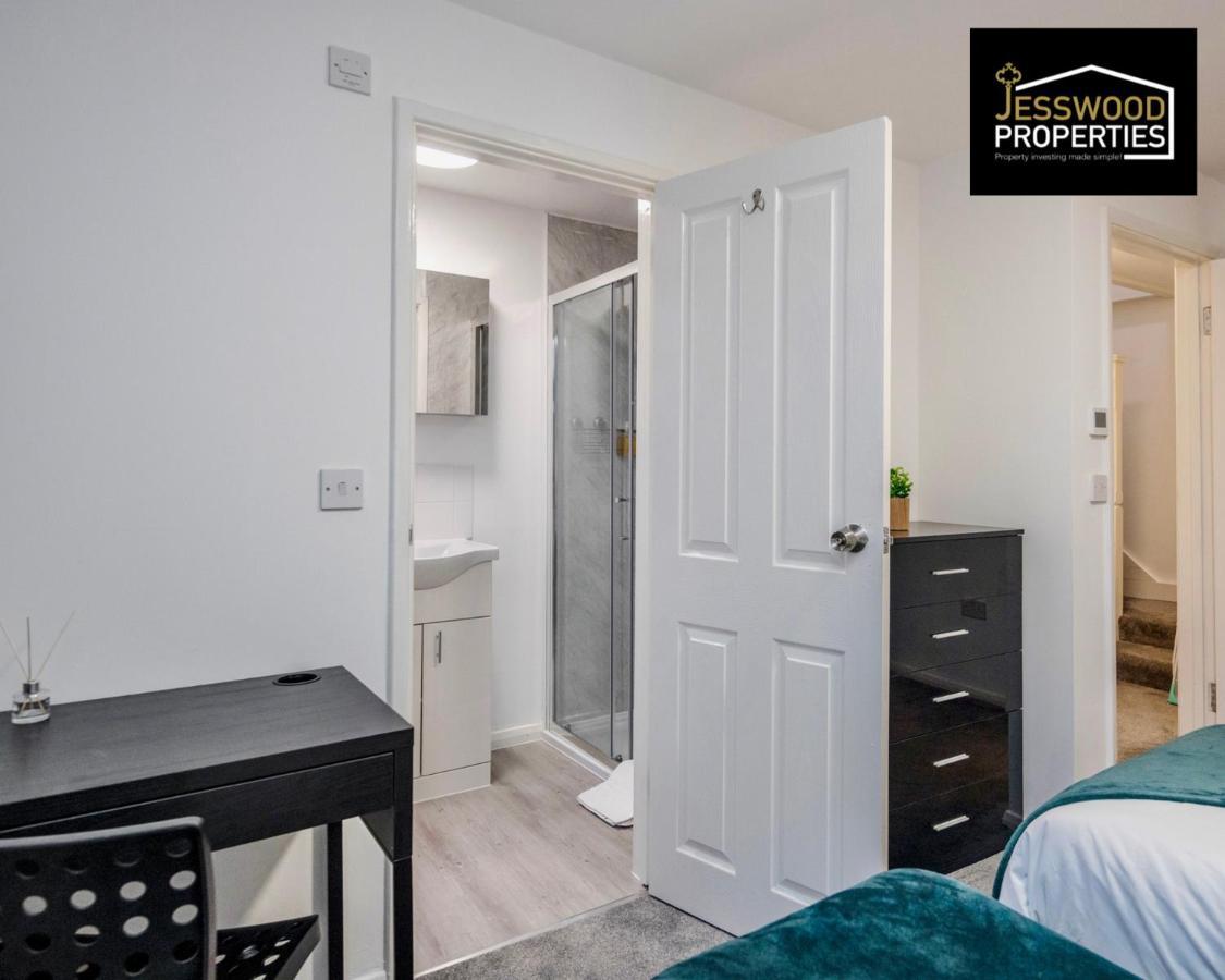Spacious 5 Bedroom, 3 Bath House By Jesswood Properties Short Lets For Contractors, With Free Parking Near M1 & Luton Airport Exterior photo