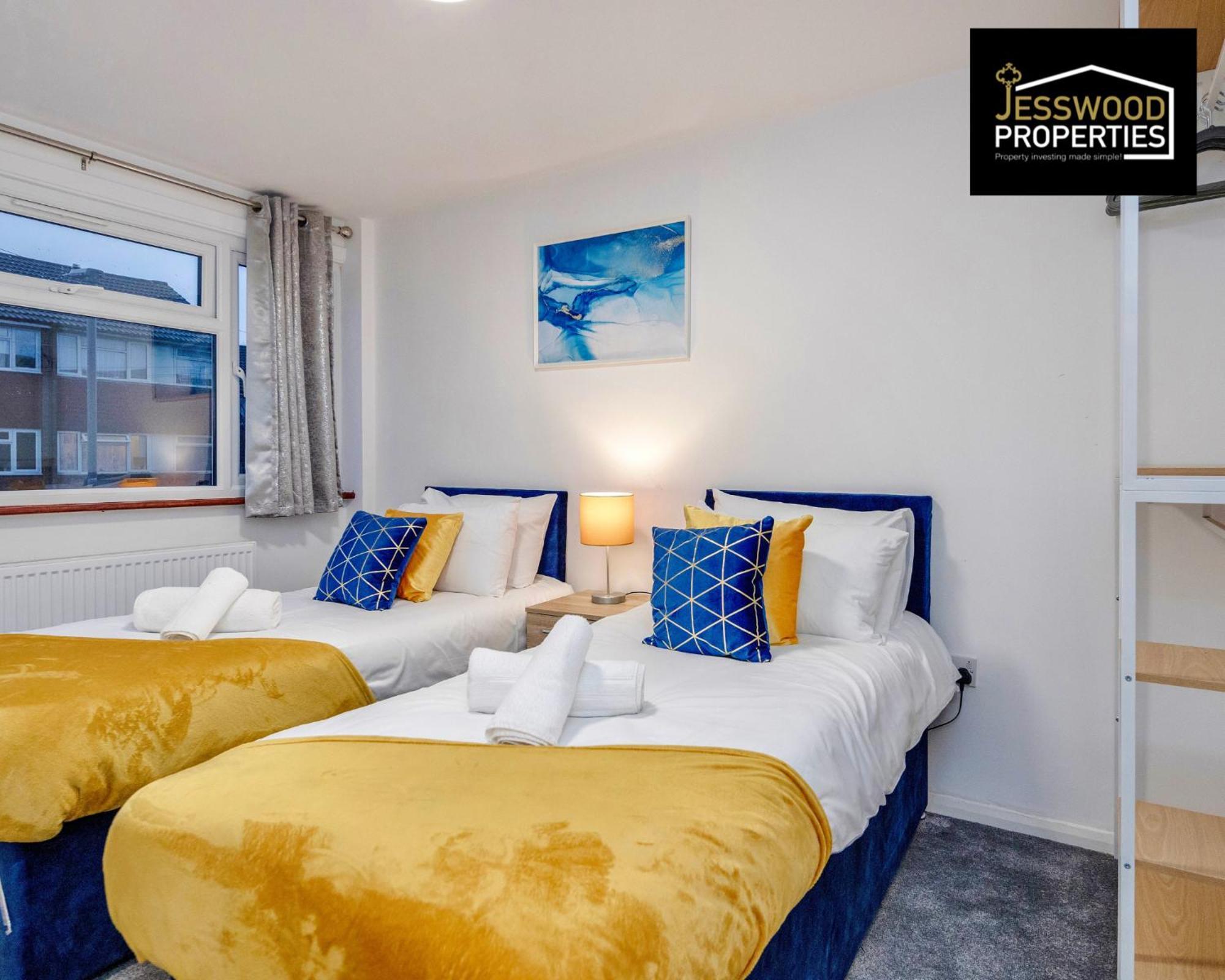 Spacious 5 Bedroom, 3 Bath House By Jesswood Properties Short Lets For Contractors, With Free Parking Near M1 & Luton Airport Exterior photo