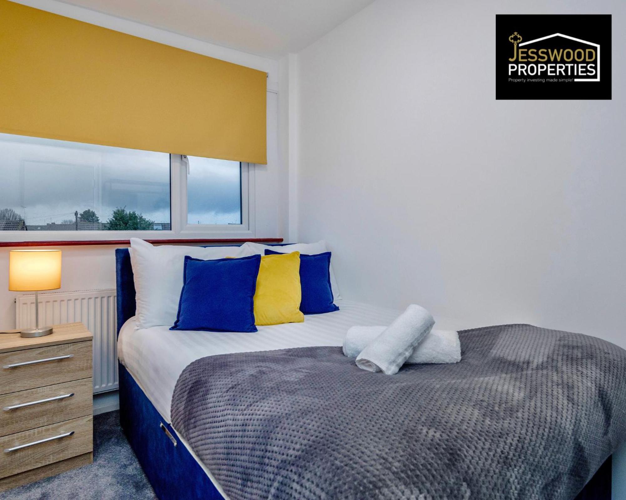 Spacious 5 Bedroom, 3 Bath House By Jesswood Properties Short Lets For Contractors, With Free Parking Near M1 & Luton Airport Exterior photo