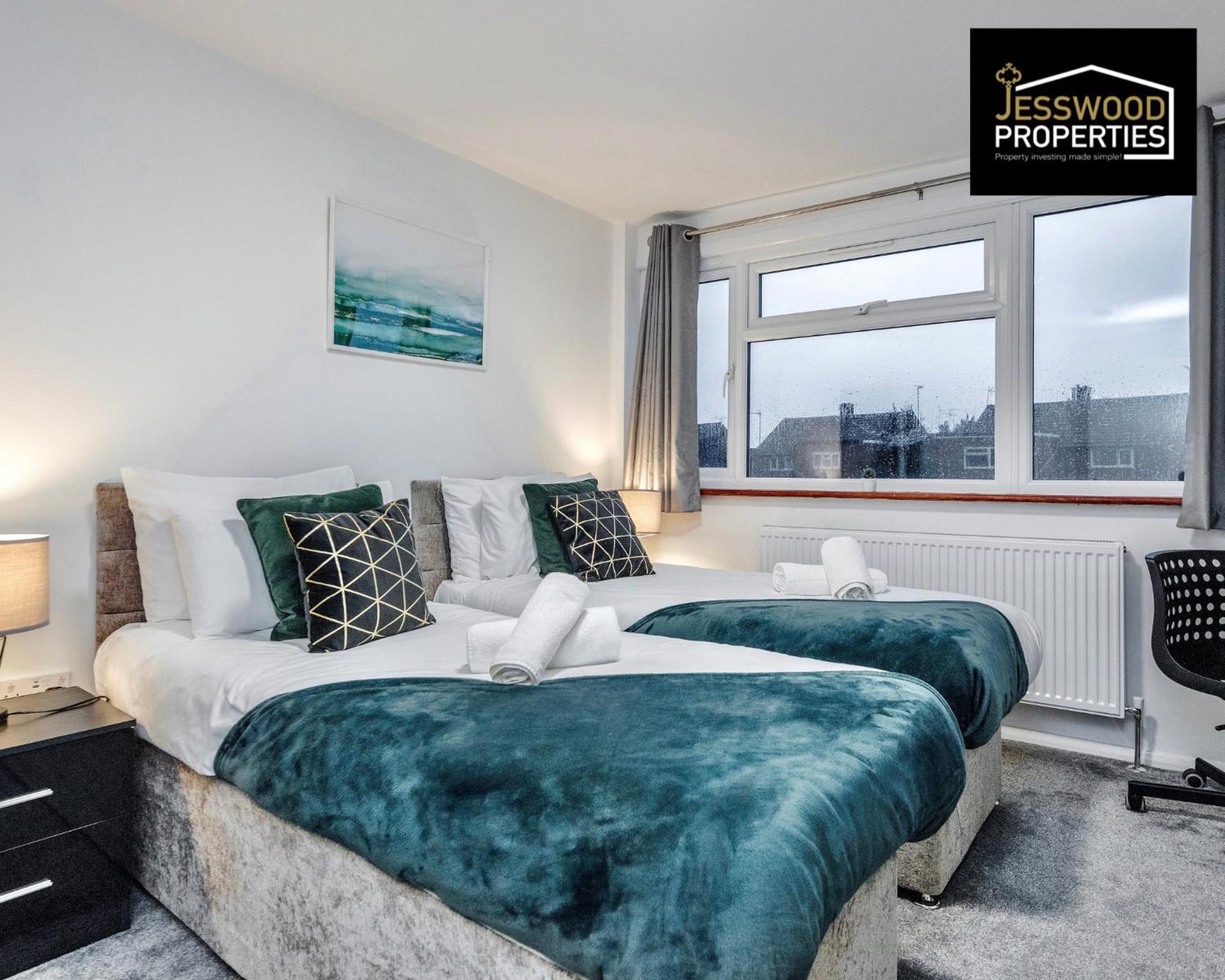 Spacious 5 Bedroom, 3 Bath House By Jesswood Properties Short Lets For Contractors, With Free Parking Near M1 & Luton Airport Exterior photo